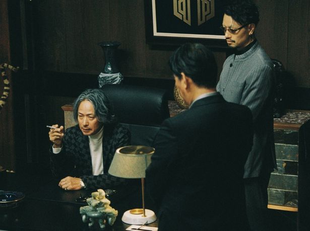 三浦に強い恨みを持つ河村組の組長、石崎