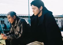 元ヤクザと盲目の少年の交流を描く『港のひかり』2人を取り囲む人々も捉えた場面写真