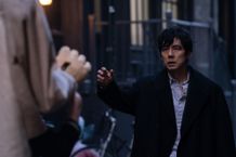 西島秀俊主演、日台米合作『Dear Stranger／ディア・ストレンジャー』緊張感張りつめる場面写真