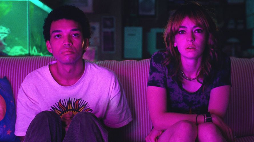 A24発メランコリックスリラー『テレビの中に入りたい』主人公たちや謎めく深夜番組を捉えた場面写真