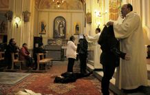 神父による悪魔祓いの儀式にカメラが初めて潜入