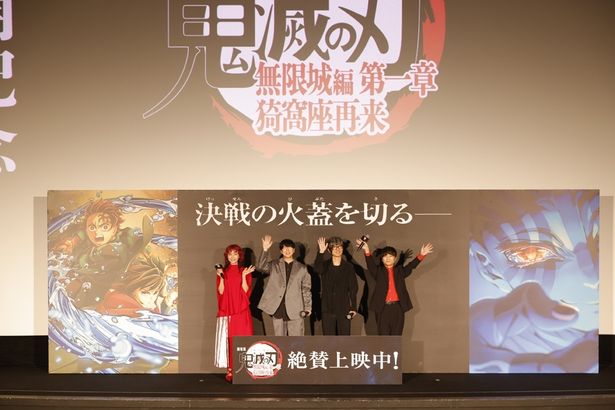笑顔で手を振った