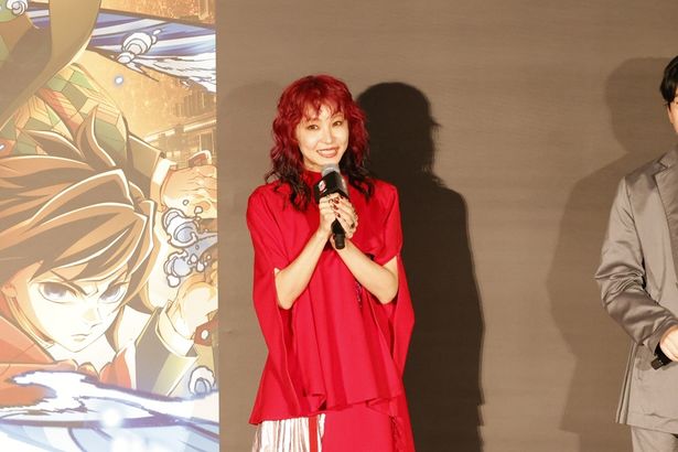 【写真を見る】W主題歌となる「残酷な夜に輝け」を担当したLiSA、真っ赤なヘア＆衣装で登場