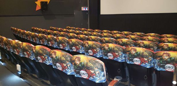 バックプリントにはポスタービジュアルから炭治郎と義勇の姿が(画像はTOHOシネマズなんば)