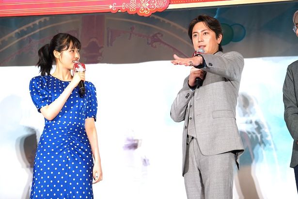 【写真を見る】事務所の後輩・原菜乃華の頑張りを称賛した間宮祥太朗！