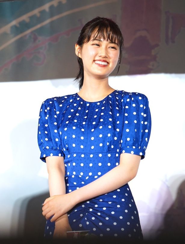 先輩・間宮や、篠原監督からのコメントに笑顔を見せる原