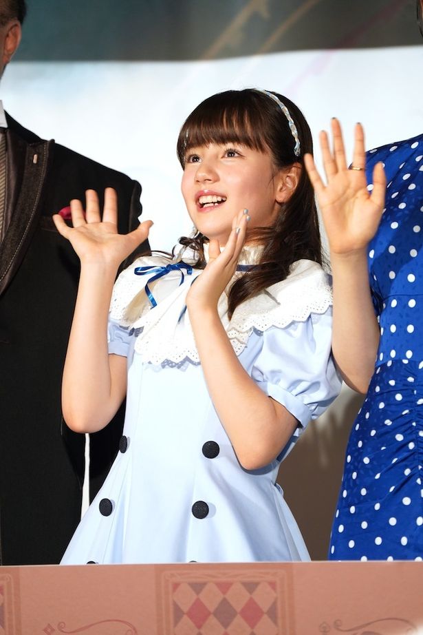 キュートな笑顔で会場を魅了した