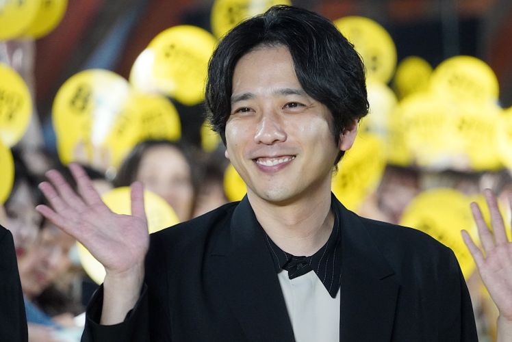 二宮和也、『８番出口』“8つの異変”が仕込まれた88ｍイエローカーペットで笑顔！「いっぱい写真を撮ってもらって楽しい」