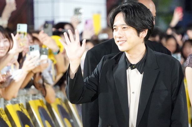 笑顔で手を振った二宮和也