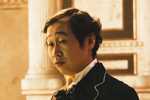 劇場スタッフ役の前野朋哉