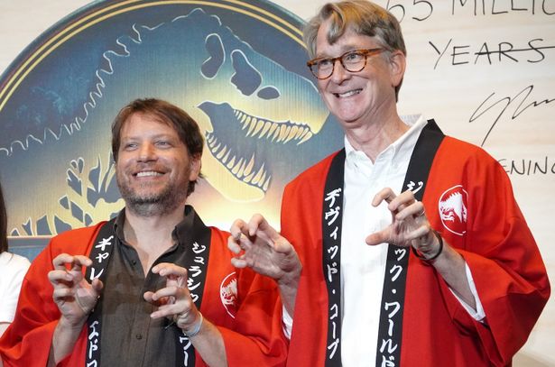 新章、仕掛け人の2人が来日！