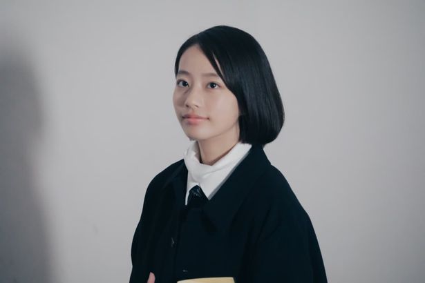 死んだ莉花の“記憶”をめぐって揺れる栞を池端杏慈を演じる