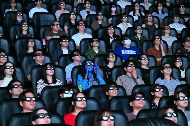 【写真を見る】3Dメガネをかけて、いよいよ予告編を観る…あれ？観客にアバターいる？