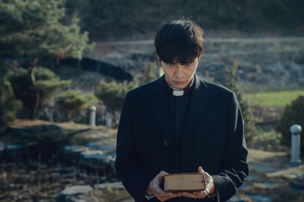 壮絶な儀式の末、ソミを死なせてしまった祓魔師のパン神父(『三日葬／サミルチャン』)