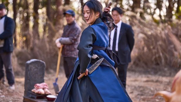 キム・ゴウンがお祓いを行なう巫堂を演じる(『破墓／パミョ』)