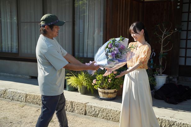 【写真を見る】山下美月、『火喰鳥を、喰う』撮影現場で監督からの花束贈呈ににっこり！