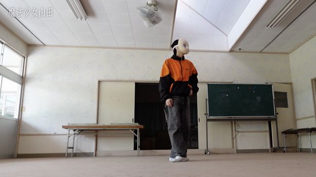 貝塚陽太という青年は、なにかに取り憑かれたように自らの過去を探っていく（画像は「魔法少女山田」#3より）