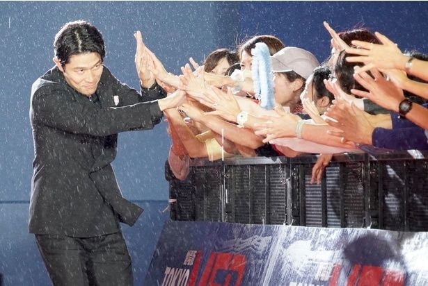 【写真を見る】大雨の中、鈴木亮平による神対応にファンも歓喜