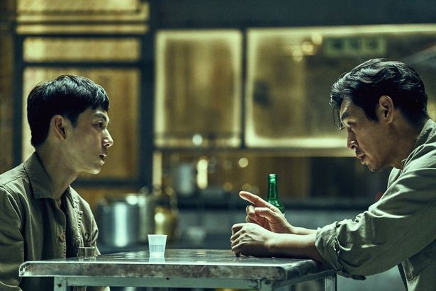 名優ソル・ギョングと渡り合う演技力は見事(『名もなき野良犬の輪舞』)