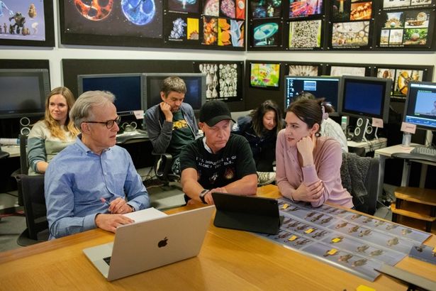 『リメンバー・ミー』のストーリーアーティストを務めたマデリン・シャラフィアン(右)