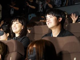 『近畿地方のある場所について』の「体験型プレミア in 東京」で客席からサプライズ登場した菅野美穂＆赤楚衛二