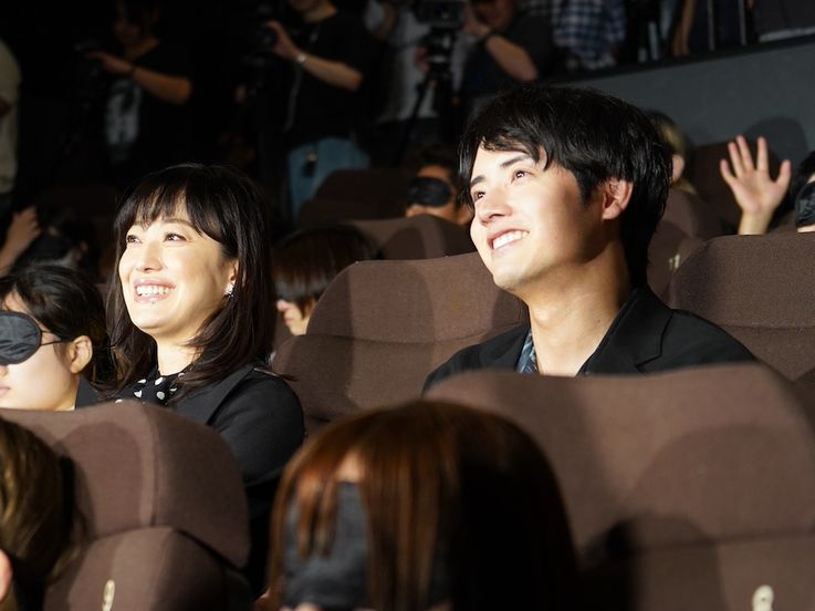 『近畿地方のある場所について』の「体験型プレミア in 東京」で客席からサプライズ登場した菅野美穂＆赤楚衛二