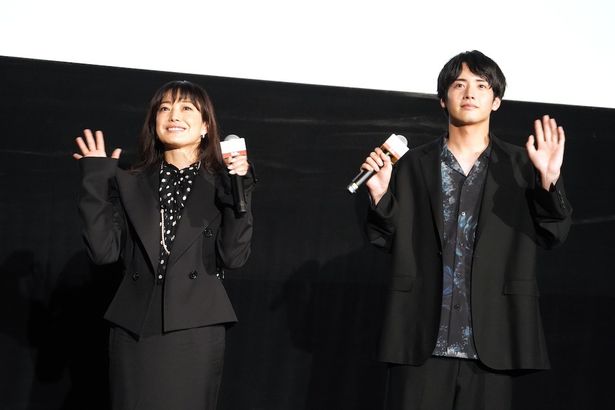 客席に手を振る場面も