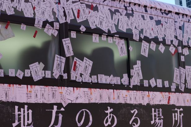 窓からは中の様子がまったく見えない…
