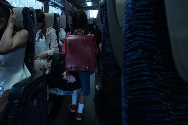 【写真を見る】バスの中に突然少女が乗り込んできた…この後ろ姿、行方不明の少女に似ている…？