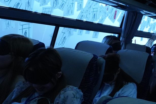 バスが“なにか”に叩かれ、パニックで阿鼻叫喚の車内