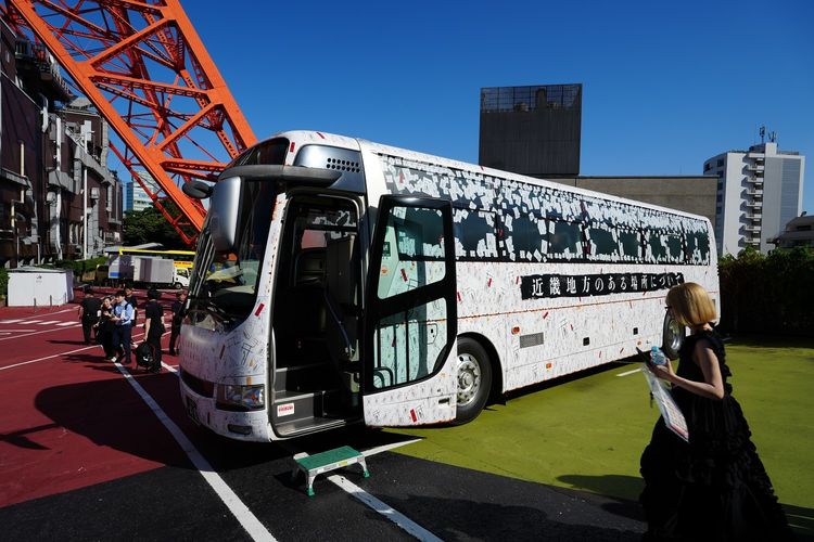 “近畿地方のある場所”に向かう、ヤバすぎる謎のバスツアーに潜入…！なにも知らない乗客たちは、怪奇現象の数々に阿鼻叫喚!?