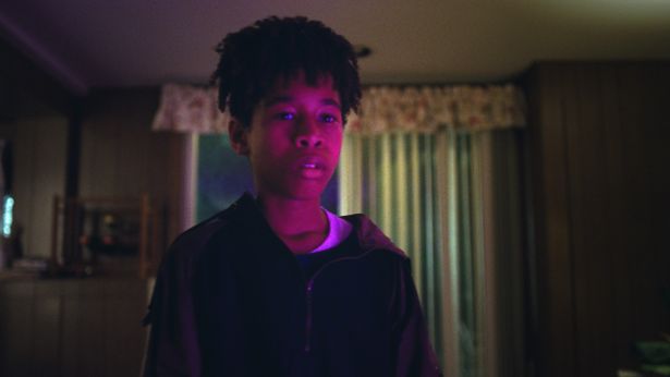 初めてマディの部屋で「ピンク・オペーク」を目にした時の幼少期のオーウェン