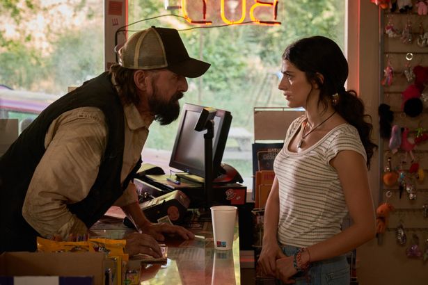 ゲームでも異彩を放っていたドクター・ヒルを演じたピーター・ストーメアが映画にも登場！(『アンティル・ドーン』)