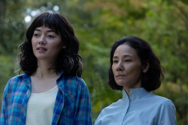 【写真を見る】カズオ・イシグロも「悦子が現れた」と絶賛した吉田羊の姿を写した場面写真
