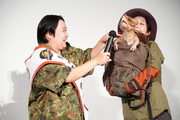 【写真を見る】やす子、54cmの恐竜にメロメロ！「かわいいですー！」