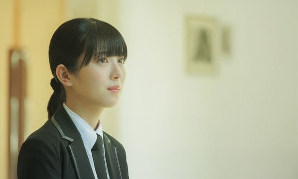 【写真を見る】新人葬祭プランナー、清水美空役の浜辺美波