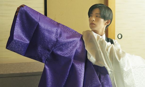 美空をスカウトし、厳しく指導する葬祭プランナー、漆原礼二役の目黒蓮