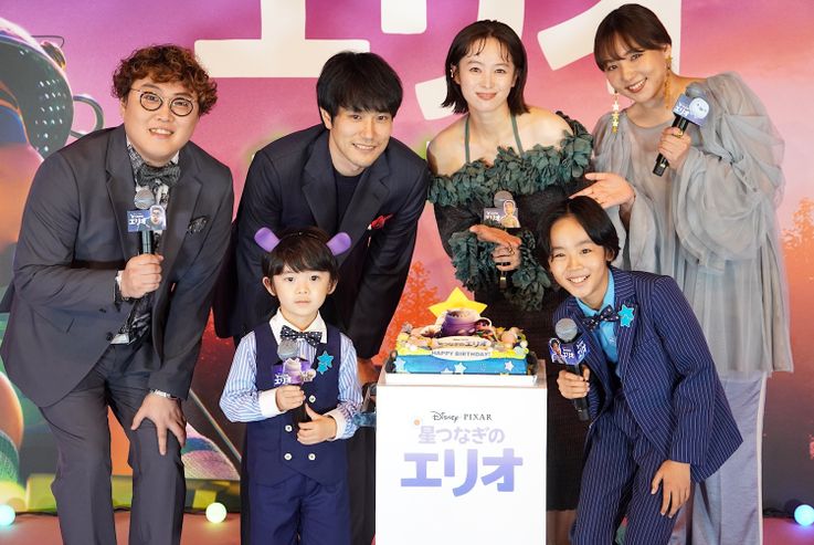 エリオ役、川原瑛都の誕生日をサプライズでお祝いする場面も！