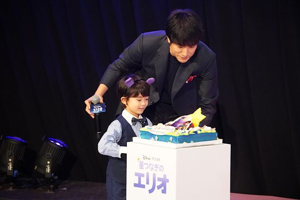 松山ケンイチがサポート！誕生日ケーキが運び込まれた