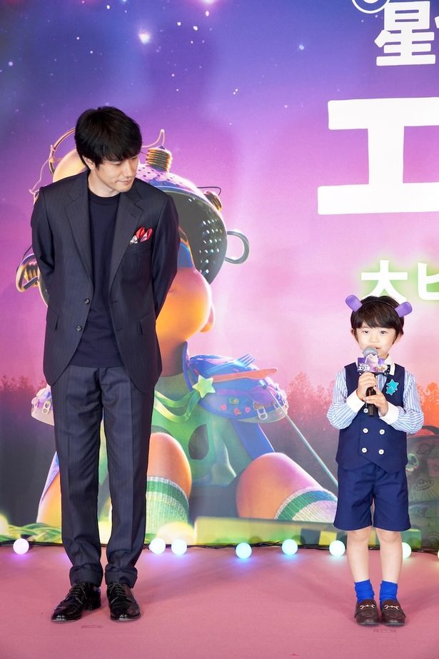 【写真を見る】息子であるグロードンを演じた、佐藤大空を優しい瞳で見つめる松山ケンイチ
