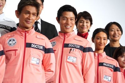 劇場版『TOKYO MER～走る緊急救命室～南海ミッション』(公開中)の初日舞台挨拶にMERチームが大集合！