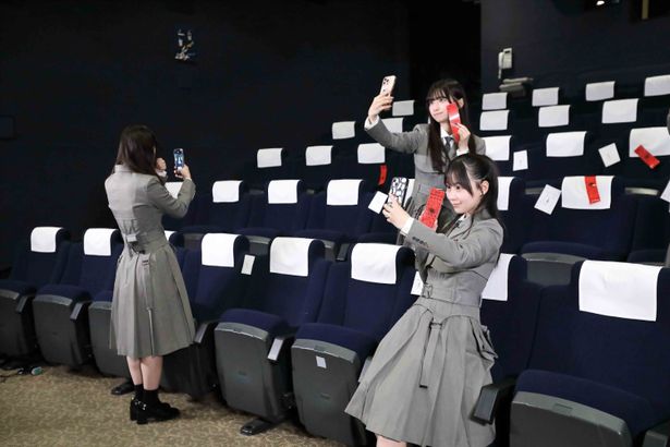 上映前には試写室内でSNS用の写真を撮影する余裕があったが…