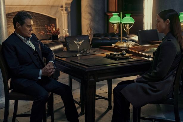 ウィンストンから暗殺教団の存在を聞かされる(『バレリーナ：The World of John Wick』)