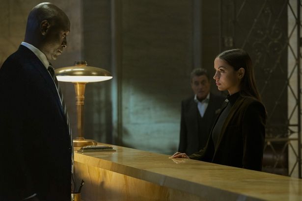 仇の手掛かりを求めてニューヨークのコンチネンタルを訪れるイヴ(『バレリーナ：The World of John Wick』)