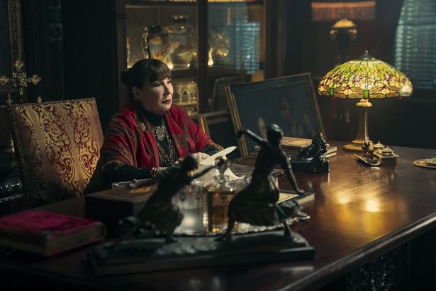 ルスカ・ロマの監督者として暗殺者を養成しているディレクター(『バレリーナ：The World of John Wick』)