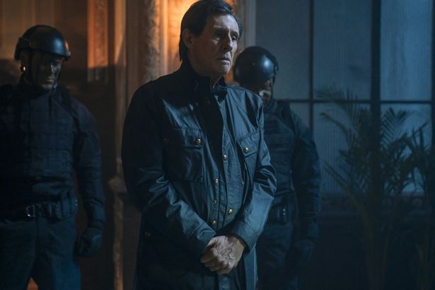 教義に厳格な暗殺教団の主宰(『バレリーナ：The World of John Wick』)