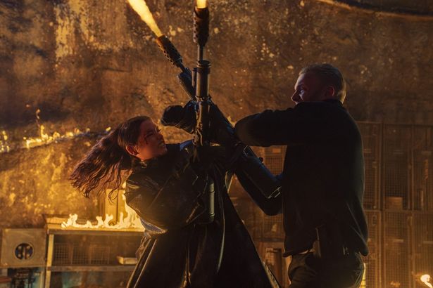 火炎放射器をぶっ放す激しいアクションも！(『バレリーナ：The World of John Wick』)