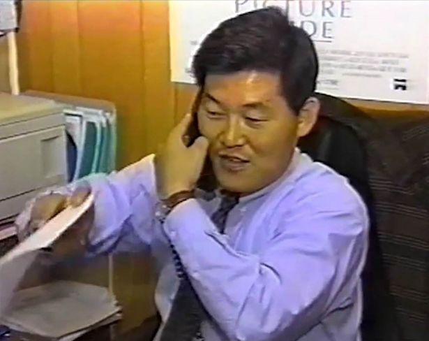 【写真を見る】世界一ヘンテコなビデオショップを作りだした謎めいた韓国人の正体は？(『キムズビデオ』)