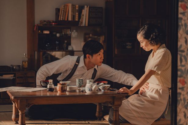 【写真を見る】広瀬すず演じる妊娠中の悦子の夫、二郎役を松下洸平が演じた