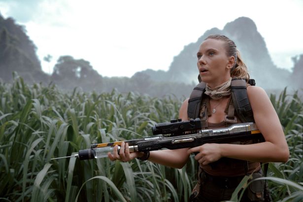 スカーレット・ヨハンソンが元特殊部隊の工作員で探検隊を率いるゾーラ・ベネットを演じる
